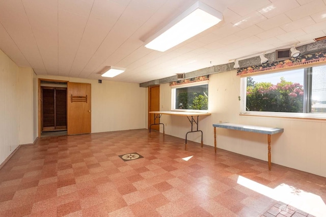 1001 S 226th St, Des Moines, WA 98198 - basement featuring light flooring