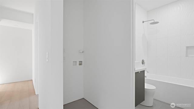 1114 26th Ave Unit B, Seattle, WA 98122 - full bath featuring toilet, shower / bath combination, and vanity