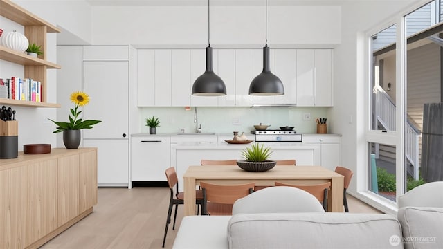 1114 26th Ave Unit B, Seattle, WA 98122 - kitchen with modern cabinets, light countertops, open shelves, light wood-style flooring, and hanging light fixtures