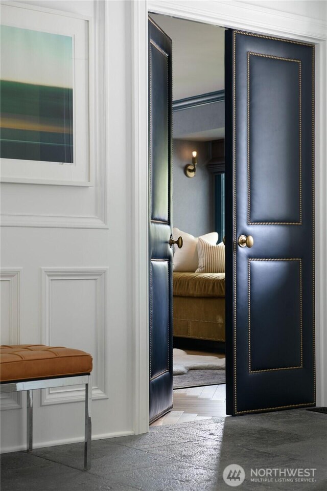 8580 Hunts Point Ln, Hunts Point, WA 98004 - view of hallway