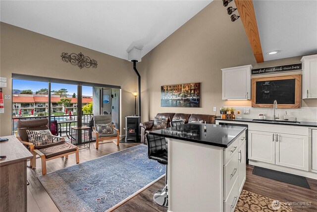 8903 Crescent Bar Rd NW Unit 18, Quincy, WA 98848 - kitchen featuring a sink, a kitchen island, white cabinetry, open floor plan, and dark countertops