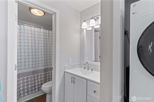 8903 Crescent Bar Rd Unit 158, Quincy, WA 98848 - full bathroom with vanity, toilet, curtained shower, and wood finished floors