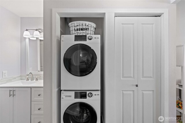 8903 Crescent Bar Rd Unit 158, Quincy, WA 98848 - laundry area with stacked washer and clothes dryer