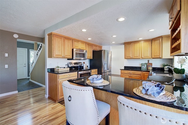 109 77th Pl SW, Everett, WA 98203 - kitchen featuring stainless steel appliances, a sink, a textured ceiling, recessed lighting, and a peninsula