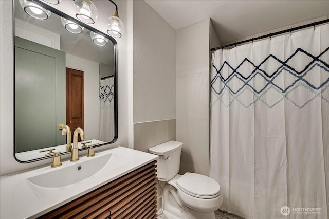 12712 NE 120th St Unit G1, Kirkland, WA 98034 - bathroom with toilet, tile walls, vanity, and a shower with curtain