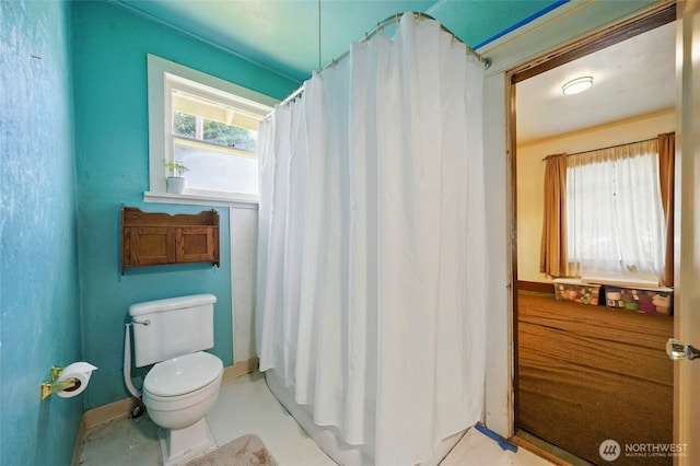 507 S 3rd St, Dayton, WA 99328 - full bath featuring toilet, a shower with curtain, and baseboards