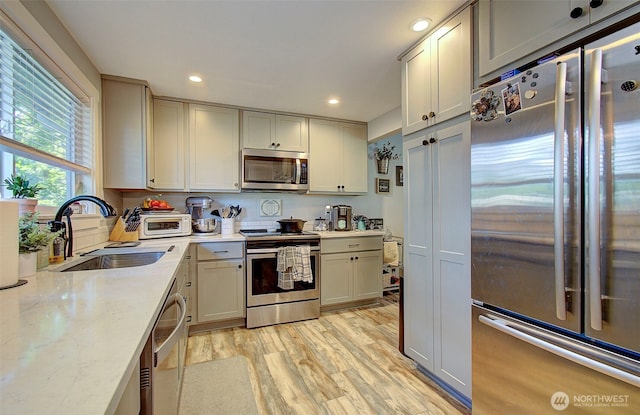 10012 NE 39th St, Vancouver, WA 98662 - kitchen featuring appliances with stainless steel finishes, a sink, recessed lighting, and light wood-style floors