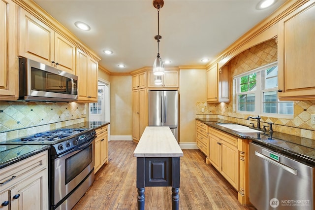 1126 E Alder St, Walla Walla, WA 99362 - kitchen featuring appliances with stainless steel finishes, a sink, light wood finished floors, pendant lighting, and baseboards