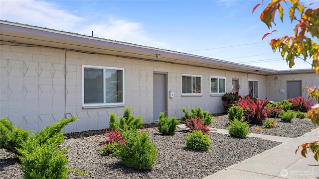 124 W Shoshone St, Pasco, WA 99301 - view of front facade with concrete block siding