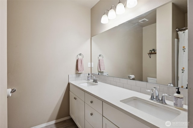 7186 16th Rd NE, Moses Lake, WA 98837 - full bath with backsplash, toilet, double vanity, and baseboards