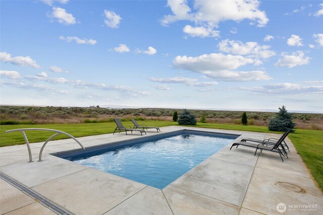 7186 16th Rd NE, Moses Lake, WA 98837 - swimming pool with a lawn and a patio