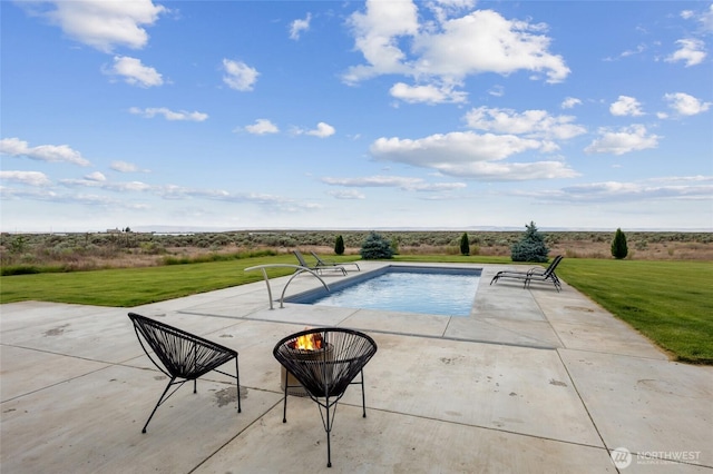 7186 16th Rd NE, Moses Lake, WA 98837 - outdoor pool featuring a yard and a patio