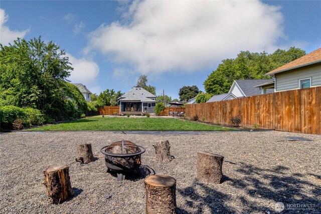 515 S Division St, Walla Walla, WA 99362 - view of yard with a fire pit