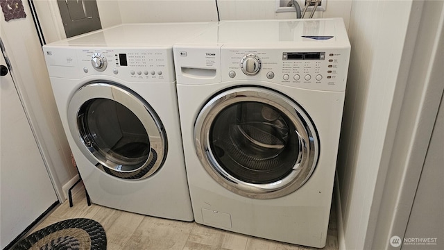 1402 22nd St NE Unit 252, Auburn, WA 98002 - laundry area featuring independent washer and dryer and light wood-type flooring
