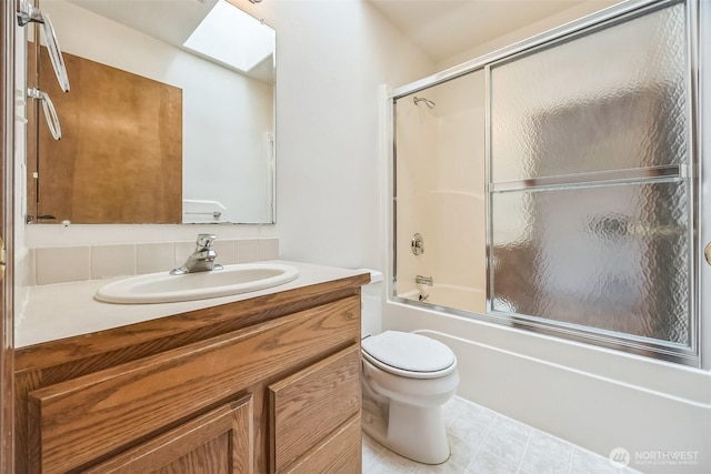 5 Bayview Ln, Hoquiam, WA 98550 - full bathroom with a skylight, toilet, vanity, and shower / bath combination with glass door