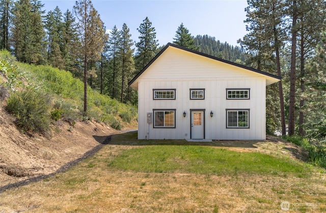 10642 Merry Canyon Rd, Leavenworth, WA 98820 - view of front of property featuring board and batten siding and a front lawn
