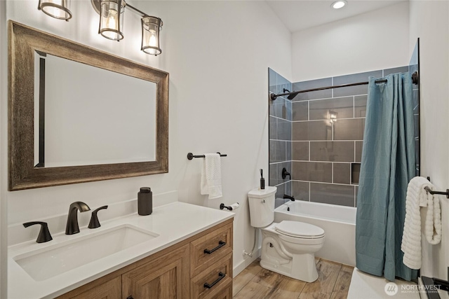 10642 Merry Canyon Rd, Leavenworth, WA 98820 - full bathroom featuring toilet, shower / tub combo with curtain, vanity, wood finished floors, and recessed lighting