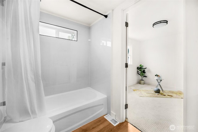 1630 Scenic Dr, Everett, WA 98203 - bathroom featuring shower / tub combo with curtain, wood finished floors, baseboards, toilet, and ornamental molding