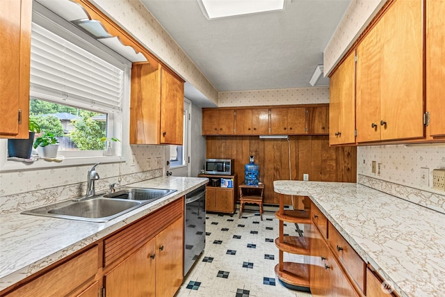 2320 Cascade Way, Longview, WA 98632 - kitchen featuring a sink, light flooring, appliances with stainless steel finishes, and light countertops