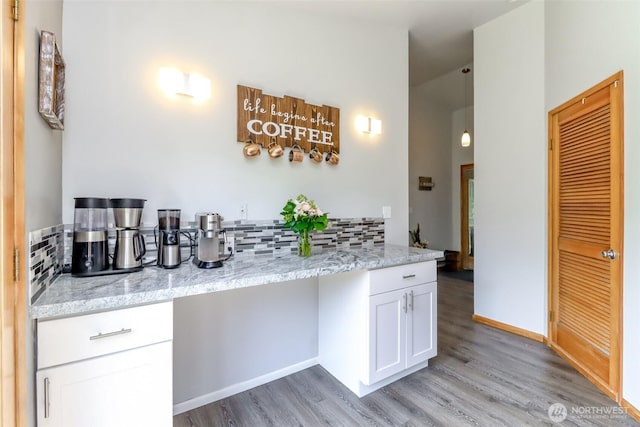 6002 35th Way SE, Auburn, WA 98092 - bar area featuring light wood-style floors and backsplash