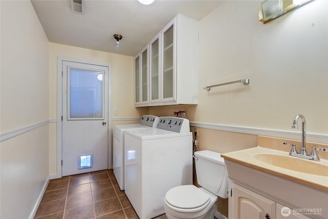 4026 SW 328th St, Federal Way, WA 98023 - bathroom with washing machine and clothes dryer, vanity, and tile patterned floors