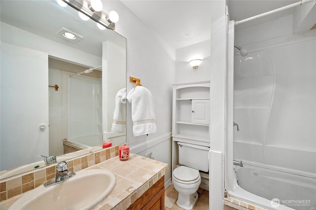 12244 NE 136th Pl, Kirkland, WA 98034 - full bath with vanity and washtub / shower combination