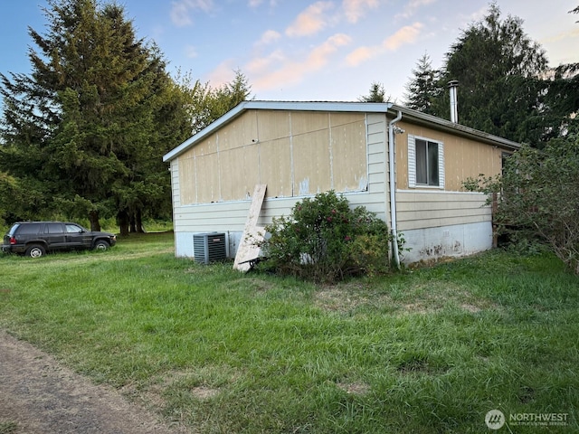 481 River Rd, Chehalis, WA 98532 - view of side of property featuring central AC and a lawn