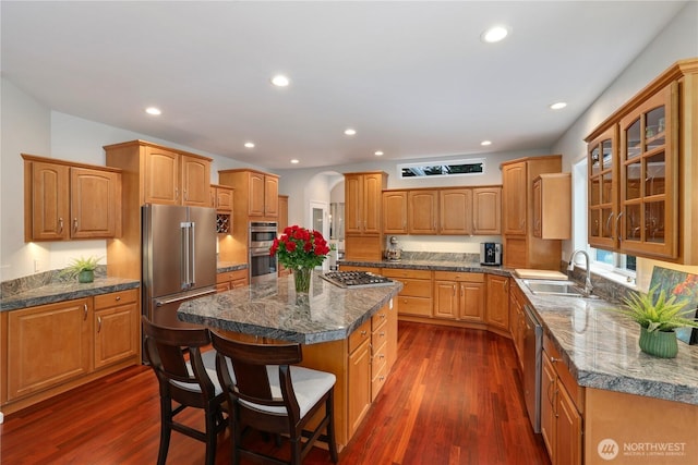 7531 Hawkstone Ave SW, Port Orchard, WA 98367 - kitchen with appliances with stainless steel finishes, a sink, a center island, dark wood-style floors, and recessed lighting
