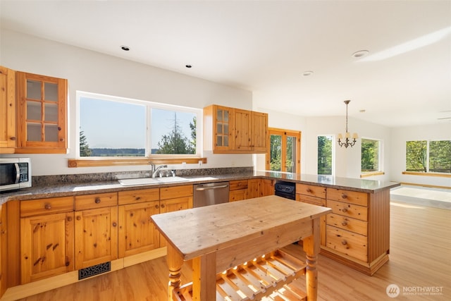 14502 45th St SW, Lakebay, WA 98349 - kitchen with stainless steel appliances, a sink, light wood finished floors, a peninsula, and recessed lighting