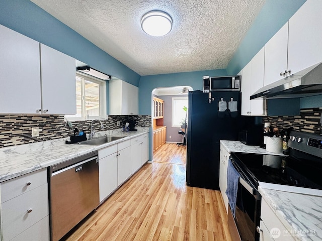 2036 30th Ave, Longview, WA 98632 - kitchen with appliances with stainless steel finishes, a sink, plenty of natural light, under cabinet range hood, and a textured ceiling