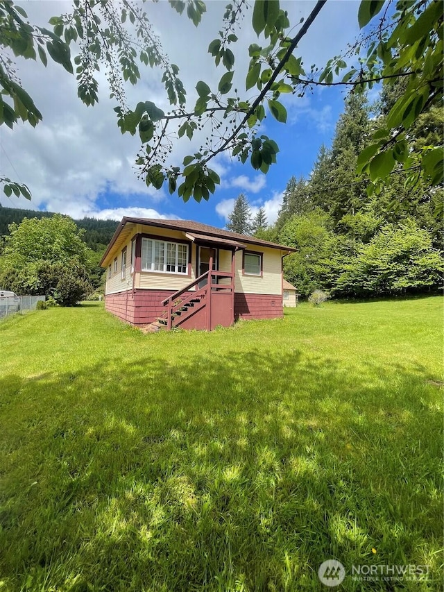 1204 Howard St, Raymond, WA 98577 - view of front facade featuring a front yard