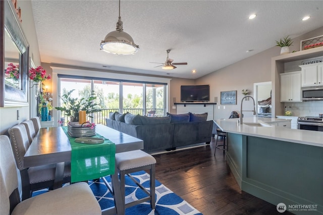 550 N Sparrow Ln, Moses Lake, WA 98837 - dining room featuring vaulted ceiling, a ceiling fan, dark wood-type flooring, a textured ceiling, and recessed lighting