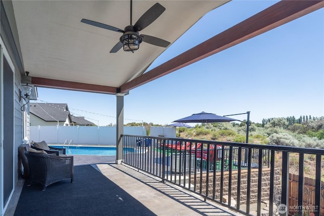 550 N Sparrow Ln, Moses Lake, WA 98837 - fenced backyard with a ceiling fan and a balcony
