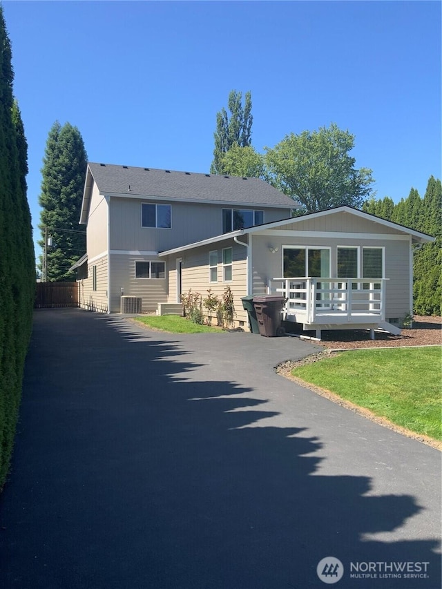 3328 Pennsylvania, Longview, WA 98632 - view of front of house featuring asphalt driveway