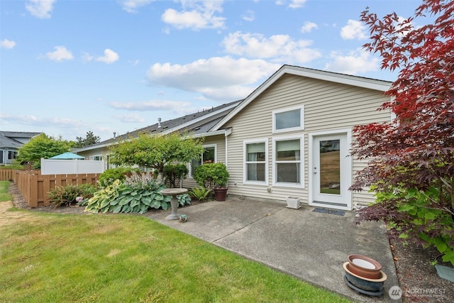 7114 Hazel Pl SE, Auburn, WA 98092 - back of property with a patio area