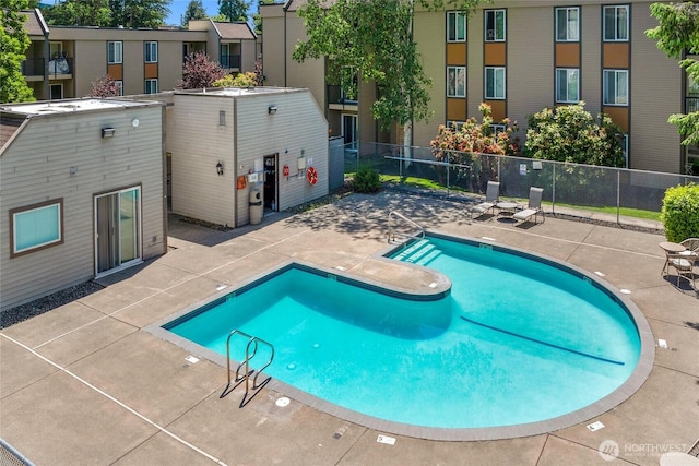 14600 NE 32nd St Unit I4, Bellevue, WA 98007 - community pool with a patio