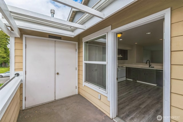 1124 S 23rd St, Tacoma, WA 98405 - entrance to property featuring a sink