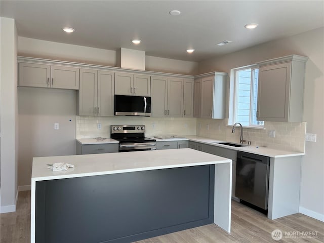 507 N Ruddy Blvd, Moses Lake, WA 98837 - kitchen with appliances with stainless steel finishes, a sink, gray cabinets, light wood-style flooring, and recessed lighting