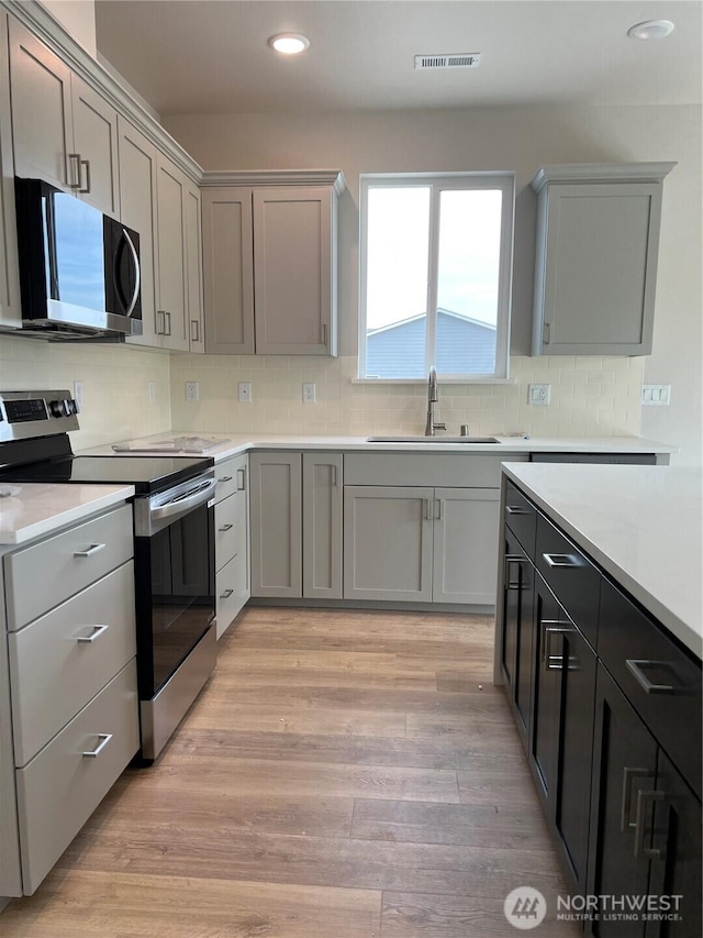 507 N Ruddy Blvd, Moses Lake, WA 98837 - kitchen featuring stainless steel appliances, a sink, gray cabinetry, and recessed lighting