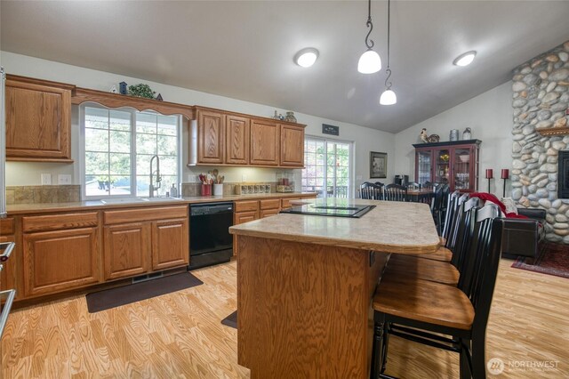 108 Garden Pl, Elma, WA 98541 - kitchen with black appliances, a sink, light wood finished floors, vaulted ceiling, and a center island