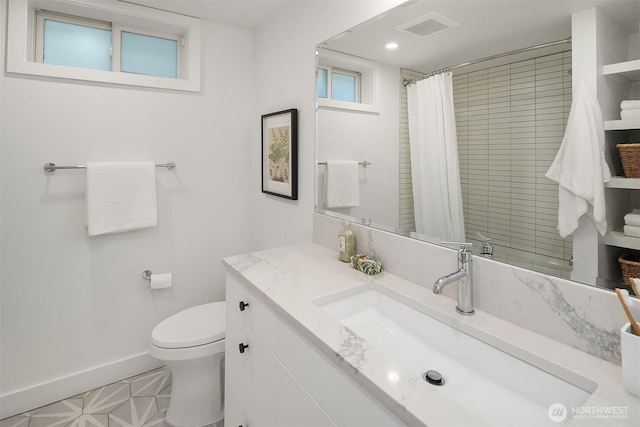 1910 Edgemont Pl W, Seattle, WA 98199 - bathroom featuring vanity, curtained shower, and recessed lighting