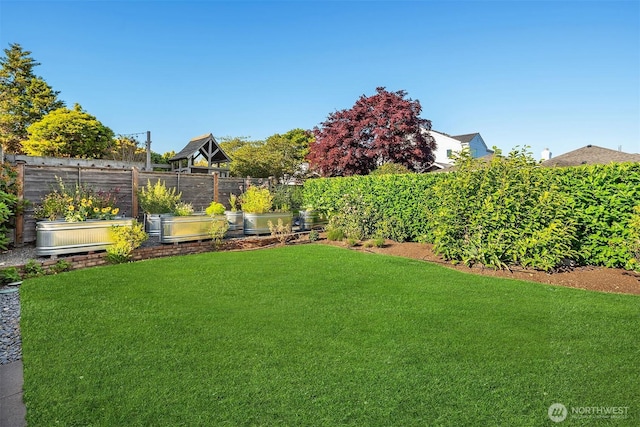 1910 Edgemont Pl W, Seattle, WA 98199 - view of yard with a garden