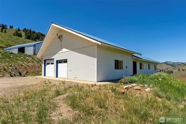 427 Rendezvous Rd, Winthrop, WA 98862 - view of side of home featuring a detached garage