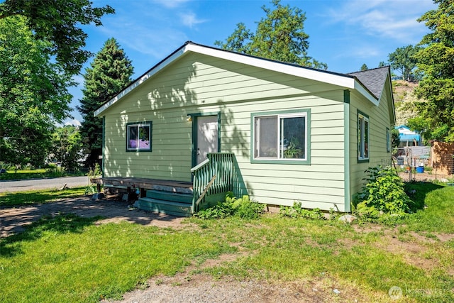 101 N Elm St N, Omak, WA 98841 - view of front of home featuring a front lawn
