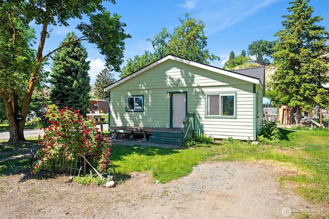 101 N Elm St N, Omak, WA 98841 - bungalow-style home with a front yard
