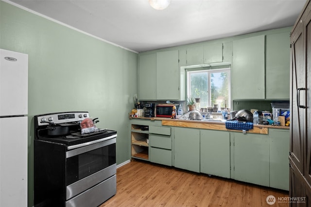 101 N Elm St N, Omak, WA 98841 - kitchen featuring green cabinetry, stainless steel appliances, light wood finished floors, and light countertops