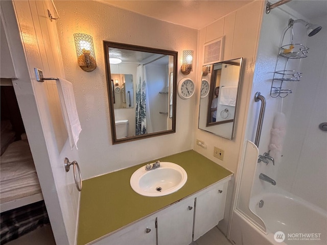 545 Hendricks St Unit 33, Port Townsend, WA 98368 - full bath with shower / tub combo with curtain and vanity
