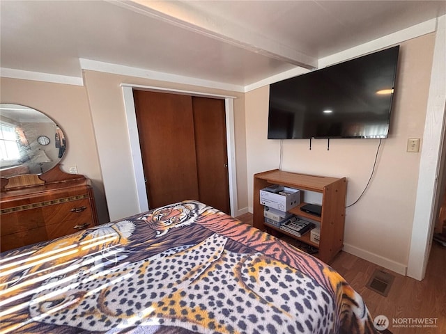 545 Hendricks St Unit 33, Port Townsend, WA 98368 - bedroom with wood finished floors and a closet