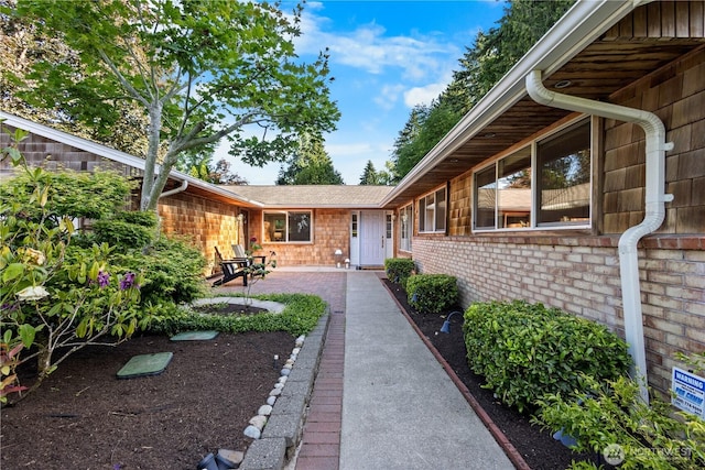 7979 NE 28th St, Medina, WA 98039 - view of yard featuring a patio area