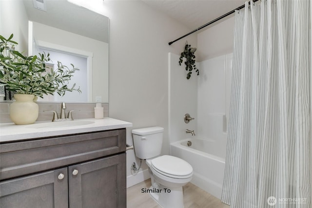 4246 W Sandy Ct, Moses Lake, WA 98837 - full bath featuring shower / bath combination with curtain, vanity, and tasteful backsplash
